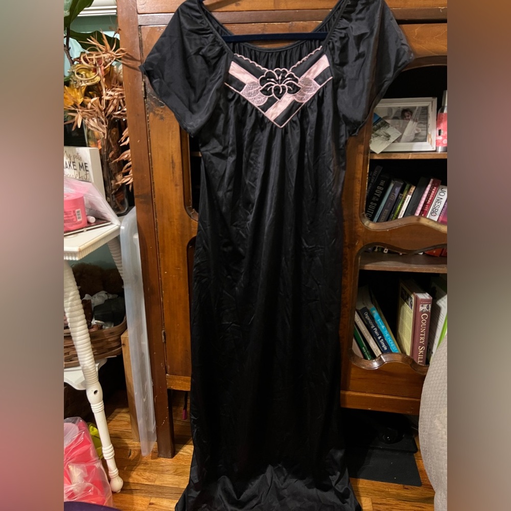 Vintage Lady Cameo Dallas Black Embroidered Floral Nightgown Dress Womans Avg